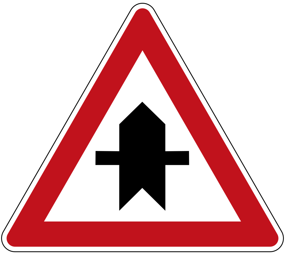 Advertencia de cruce con caminos laterales a la izquierda y derecha.